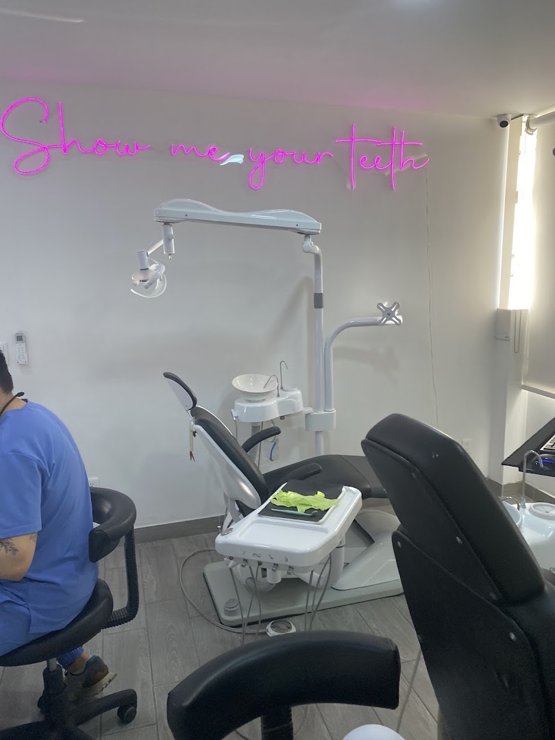 Consultorio de Clínica Dental Fases con letrero de neón