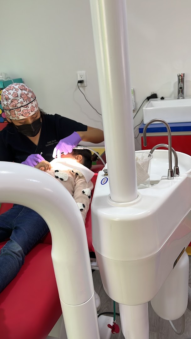 Odontopediatra atendiendo a un niño